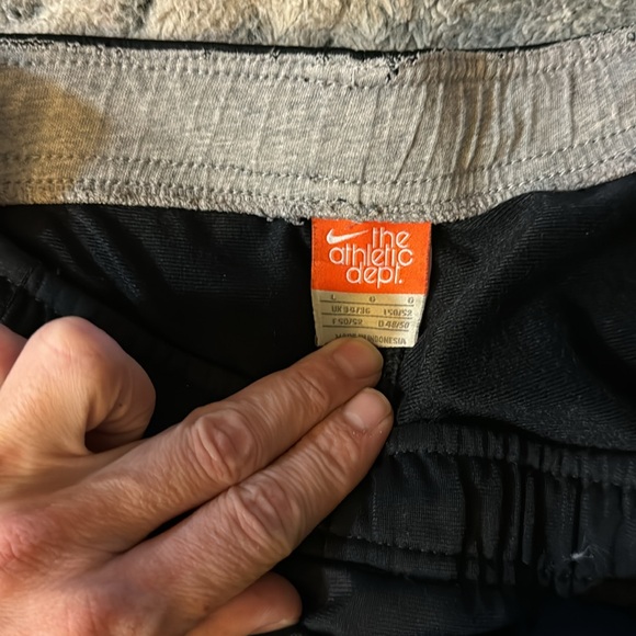 Men’s or Women’s Nike black athletic Shorts With Zipper Pockets on both sides! - Picture 10 of 10